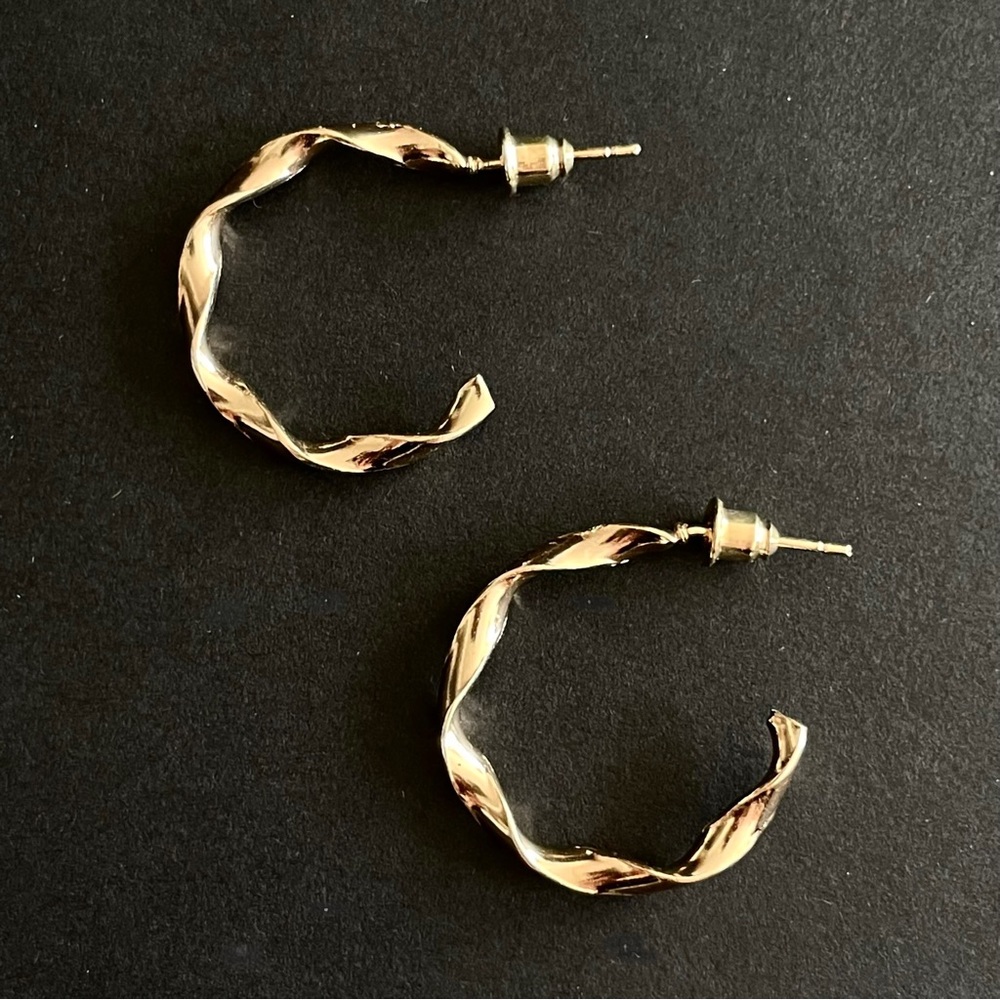 Twisted Gold Hoop Fashion Earrings - NWT - Picture 3 of 8